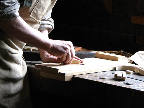 Nacemos de la influencia y formación  heredada en el sector de la <strong>carpintería de madera y ebanistería  en Paderne.</strong>